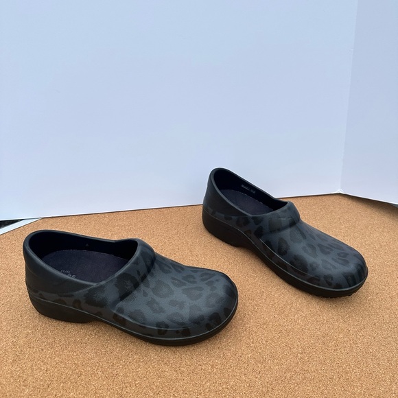 CROCS Leopard Neria PRO II Patterned Mules - Picture 1 of 7